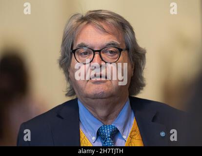 Munich, Allemagne.23 novembre 2021.Helmut Markwort (FDP) traverse le Parlement bavarois pour se rendre à la session sans protection de la bouche-nez.Credit: Peter Kneffel/dpa/Alay Live News Banque D'Images