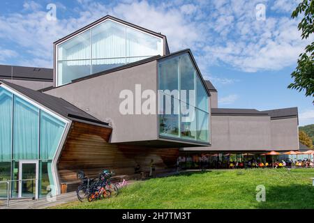 Weil am Rhein, Allemagne-septembre 2021 ; vue sur une partie de la VitraHaus, construite par Herzog & de Meuron qui est le magasin phare de Vitra et sur le campus suivant Banque D'Images