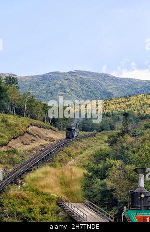 Le train à crémaillère qui monte sur le mont Washington est l'un des chemins de fer les plus escarpé et le premier (1869) chemin de fer d'escalade de montagne en existence. Banque D'Images