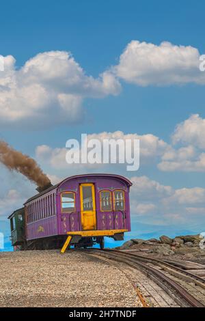 Le train à crémaillère qui monte sur le mont Washington est l'un des chemins de fer les plus escarpé et le premier (1869) chemin de fer d'escalade de montagne en existence. Banque D'Images