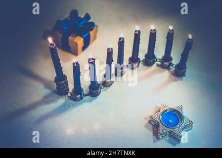 Hanukkah fond avec simbol menorah pour neuf bougies allumées et boîte cadeau Banque D'Images