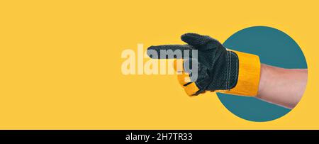 Main de l'homme dans le gant de construction sur fond jaune.L'index pointe vers le côté.Bannière publicitaire dans des couleurs tendance.Symbole ou signe.Panneau directionnel ou appel à faire attention Banque D'Images