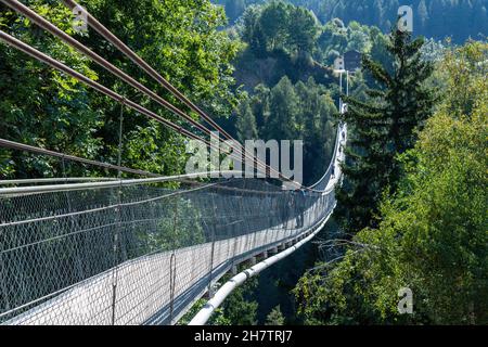 Fürgangen, Suisse-octobre 2021; vue latérale du pont de Goms de 280 mètres de long en Valais qui est une passerelle reliant le village de Fürgangen Banque D'Images