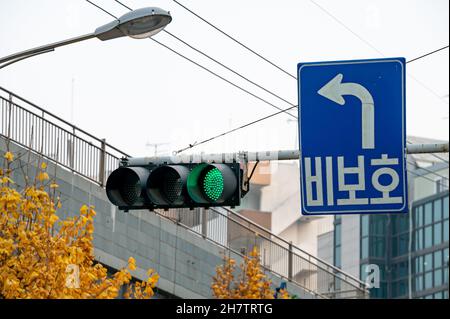 Feux de signalisation verts et panneaux de signalisation de virage à gauche non protégés. corée du sud Banque D'Images