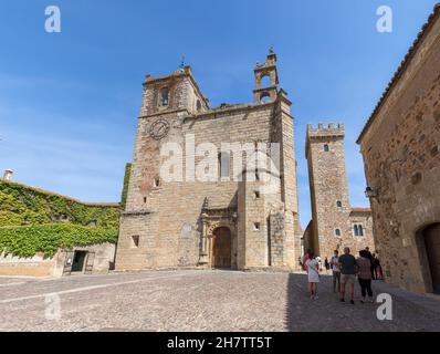 Cáceres Espagne - 09 12 2021: Vue sur l'église Saint Matthieu, Iglesia de San Mateo, Plaza de San Mateo, place Saint Matthieu, Torre de Las Cigüeñas, Stor Banque D'Images