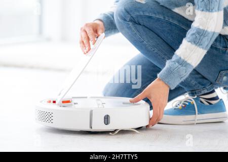 Nettoyage de l'aspirateur robot Banque D'Images