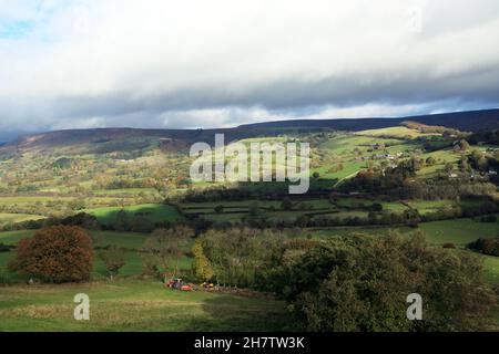 Vue à travers les champs à Bamford Edge depuis Offerton au-dessus de Hathersage, Hope Valley, Peak District, Derbyshire, Angleterre,Royaume-Uni Banque D'Images