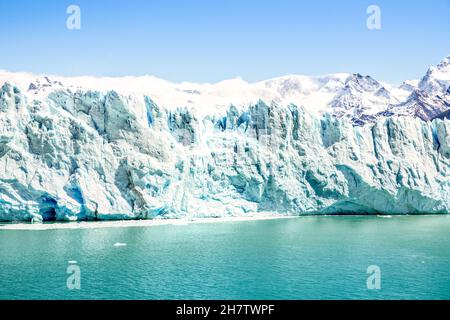 Vue frontale détaillée de Perito Moreno glaciar en patagonie argentine - merveille de la nature de renommée mondiale du pays sud-américain de l'Argentine Banque D'Images