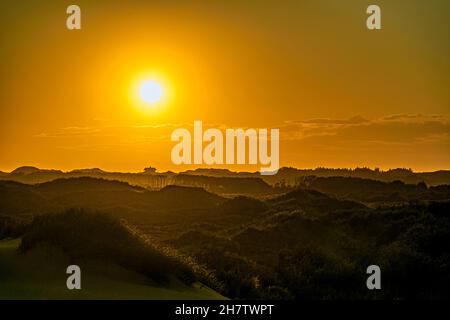 Dunes de sable en mouvement dans le désert danois au coucher du soleil.Råbjerg Mile, Skagen, Danemark, Europe Banque D'Images