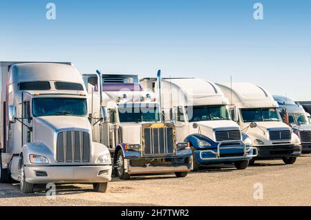 Semi-camions génériques dans un parking Banque D'Images