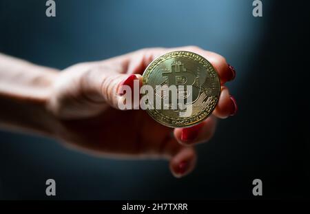 Main tenant bitcoin Banque D'Images
