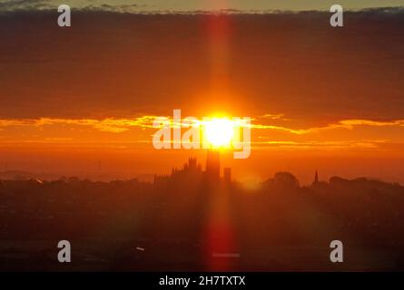 Ely, Royaume-Uni.23 novembre 2021.La « hanche des Fens », la cathédrale d'Ely, se dresse au-dessus d'Ely, lors d'une belle matinée au lever du soleil à Cambridgeshire, Royaume-Uni, le 23 novembre 2021 Credit: Paul Marriott/Alay Live News Banque D'Images