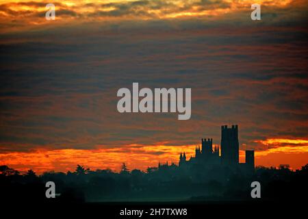 Ely, Royaume-Uni.23 novembre 2021.La « hanche des Fens », la cathédrale d'Ely, se dresse au-dessus d'Ely, lors d'une belle matinée au lever du soleil à Cambridgeshire, Royaume-Uni, le 23 novembre 2021 Credit: Paul Marriott/Alay Live News Banque D'Images