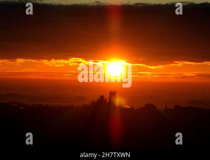 Ely, Royaume-Uni.23 novembre 2021.La « hanche des Fens », la cathédrale d'Ely, se dresse au-dessus d'Ely, lors d'une belle matinée au lever du soleil à Cambridgeshire, Royaume-Uni, le 23 novembre 2021 Credit: Paul Marriott/Alay Live News Banque D'Images