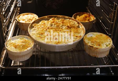 Pommes de terre crémeuses au gratin faites maison au four. Banque D'Images