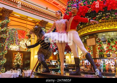 Edinburgh, Royaume-Uni.25 novembre, 2021 en photo : danseuses du Ballet écossais Roseanna Leney comme la fée de Sugarplum, Jerome Barnes comme le prince casse-noisette et Javier Andreu comme le roi de Rat posant dans le bar Dome Édimbourg, sous leur célèbre arbre de Noël.Le casse-noisette se déroule au Festival Theatre d'Édimbourg le 1-31 décembre, avant de se rendre à Glasgow, Aberdeen, Inverness, Newcastle et Belfast.Crédit : Rich Dyson/Alay Live News Banque D'Images