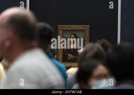 PARIS, FRANCE - NOVEMBRE 18 2021 - la salle Mona Lisa est bondée de personnes avec un masque pour Covid 19 Banque D'Images
