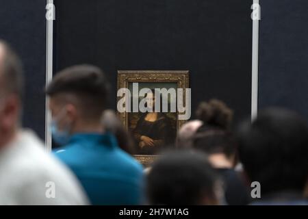 PARIS, FRANCE - NOVEMBRE 18 2021 - la salle Mona Lisa est bondée de personnes avec un masque pour Covid 19 Banque D'Images