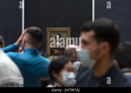 PARIS, FRANCE - NOVEMBRE 18 2021 - la salle Mona Lisa est bondée de personnes avec un masque pour Covid 19 Banque D'Images