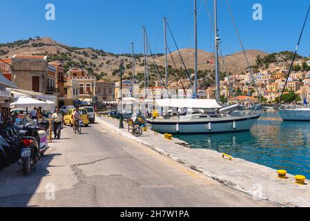 SYMI, GRÈCE - 15 mai 2018 : promenade du bord de mer dans le port de Symi Banque D'Images