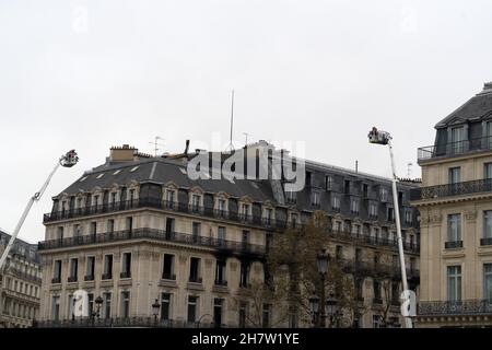 PARIS, FRANCE - 20 2021 NOVEMBRE - Grand incendie près de l'Opéra Garnier, beaucoup de pompiers et de camions devant le bâtiment historique Banque D'Images