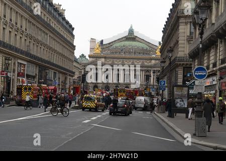 PARIS, FRANCE - 20 2021 NOVEMBRE - Grand incendie près de l'Opéra Garnier, beaucoup de pompiers et de camions devant le bâtiment historique Banque D'Images