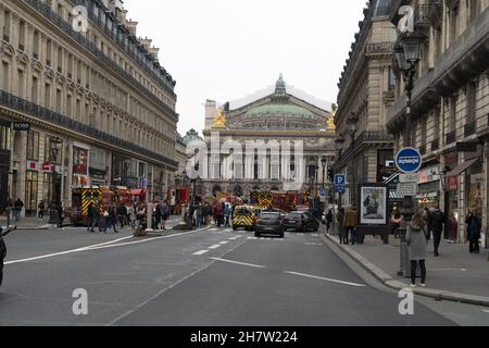 PARIS, FRANCE - 20 2021 NOVEMBRE - Grand incendie près de l'Opéra Garnier, beaucoup de pompiers et de camions devant le bâtiment historique Banque D'Images