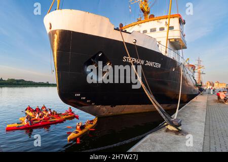 Rostock: Stadthafen (port de la ville), brise-glace de navire de musée 'Stephan Jantzen' (à droite), groupe de pagayeurs à Ostsee (mer Baltique), Mecklembourg-Poméranie-Occidentale, Banque D'Images