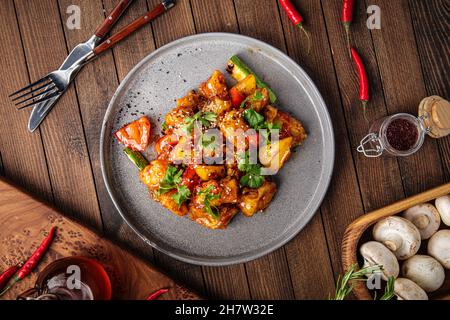 Poisson de zander cuit à l'asiatique, sauce aigre-douce Banque D'Images