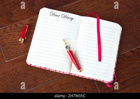 Entrée vierge de journal et stylo plume avec 'Journal de l'oreille' écrit en haut de la page Banque D'Images