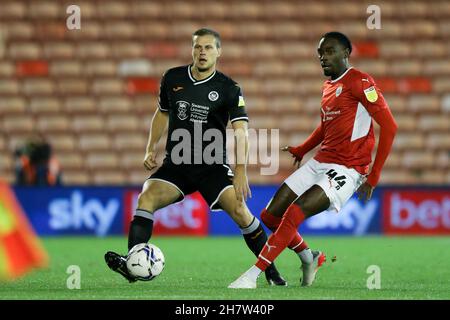 Barnsley, Angleterre, le 24 novembre 2021.Devante Cole de Barnsley (à droite) et Ryan Bennett de Swansea City se battent pour le ballon lors du match de championnat Sky Bet à Oakwell, Barnsley.Crédit photo devrait lire: Isaac Parkin / Sportimage Banque D'Images