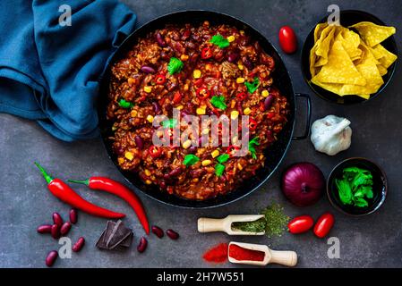 Délicieux piment con carne dans une casserole servie avec un côté de croustilles tortilla Banque D'Images