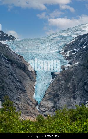 LOEN, NORVÈGE - 2020 JUIN 20. Vue rapprochée sur le glacier de Briksdalsbreen en Norvège. Banque D'Images