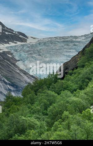 LOEN, NORVÈGE - 2020 JUIN 20. Vue sur le glacier de Briksdalsbreen en Norvège Banque D'Images