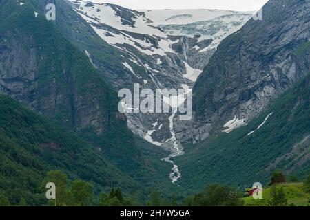 LOEN, NORVÈGE - 2020 JUIN 20. Vue sur le glacier de Briksdalsbreen en Norvège Banque D'Images