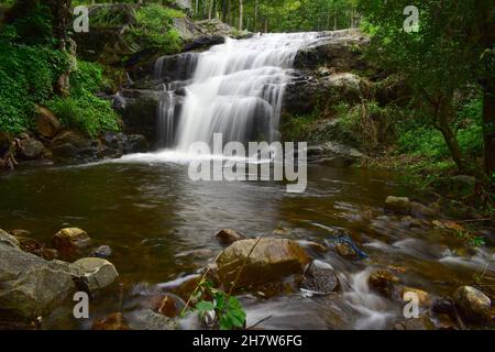 Cine Falls dans les collines de Kurangani Banque D'Images