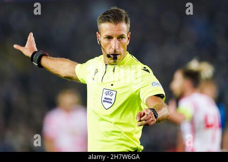 BRUGGE, BELGIQUE - NOVEMBRE 24 : l'arbitre Davide Massa réagit lors du match de l'UEFA Champions League Group Stage entre le Club Brugge et le RB Leipzig à Jan Breydelstadion le 24 novembre 2021 à Brugge, Belgique (photo de Jeroen Meuwsen/Orange Pictures) Banque D'Images