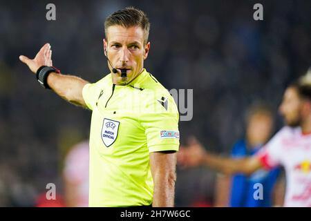 BRUGGE, BELGIQUE - NOVEMBRE 24 : l'arbitre Davide Massa réagit lors du match de l'UEFA Champions League Group Stage entre le Club Brugge et le RB Leipzig à Jan Breydelstadion le 24 novembre 2021 à Brugge, Belgique (photo de Jeroen Meuwsen/Orange Pictures) Banque D'Images