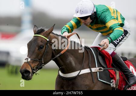 Photo du dossier datée du 26-12-2020, d'Aidan Coleman, à cheval Epatante, finissant à la fin de l'haie de Noël de Ladbrokes pendant le King George VI Chase Day du Ladbrokes Christmas Festival à l'hippodrome de Kempton Park.Le vainqueur de l'année dernière, Epatante, est à la tête d'un champ de six pour le Betfair qui combat le cinquième obstacle à Newcastle samedi.Date d'émission : jeudi 25 novembre 2021. Banque D'Images