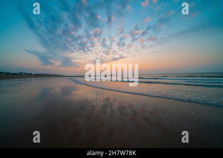 Magnifique coucher de soleil au-dessus de la mer.Knokke-Heist, Belgique. Banque D'Images