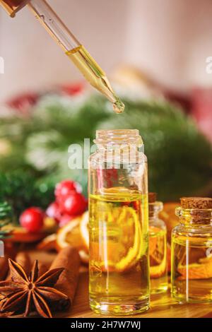 Huiles essentielles de Noël dans une petite bouteille. Focus sélectif. Maison de vacances. Banque D'Images