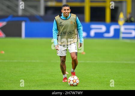 Milan, Italie.24 novembre 2021.Dodo (2) de Shakhtar Donetsk s'échauffe avant le match de l'UEFA Champions League entre Inter et Shakhtar Donetsk à Giuseppe Meazza à Milan.(Crédit photo : Gonzales photo/Alamy Live News Banque D'Images