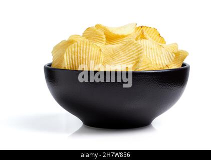 Bol noir de chips de pomme de terre ondulées isolé sur fond blanc Banque D'Images