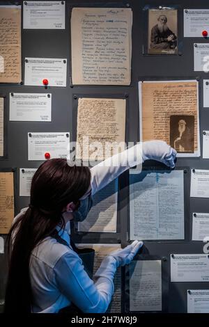 Londres, Royaume-Uni.25 novembre 2021.Manuscrits russes et lettres de Tolstoï - Aperçu de l'art russe, une collection de manuscrits de Faberge et de russe à Christie's, Londres.Les deux premières ont lieu le 29 novembre et la dernière en ligne entre le 17 novembre et le 01 décembre.Crédit : Guy Bell/Alay Live News Banque D'Images