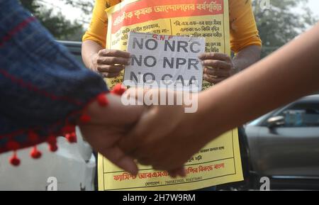 25 novembre 2021, Kolkata, Bengale-Occidental, Inde: Les gens se réunissent pour protester contre le projet de loi de l'agriculteur, pas de NRC et pas de CAA..les gens faisant la chaîne humaine à démontrer.Les enfants participent à ce rallye.Les gens célèbrent également l'anniversaire de la manifestation des agriculteurs.(Credit image: © Rahul Sadhukhan/Pacific Press via ZUMA Press Wire) Banque D'Images