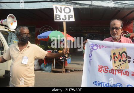 25 novembre 2021, Kolkata, Bengale-Occidental, Inde: Les gens se réunissent pour protester contre le projet de loi de l'agriculteur, pas de NRC et pas de CAA..les gens faisant la chaîne humaine à démontrer.Les enfants participent à ce rallye.Les gens célèbrent également l'anniversaire de la manifestation des agriculteurs.(Credit image: © Rahul Sadhukhan/Pacific Press via ZUMA Press Wire) Banque D'Images