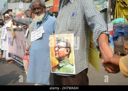 25 novembre 2021, Kolkata, Bengale-Occidental, Inde: Les gens se réunissent pour protester contre le projet de loi de l'agriculteur, pas de NRC et pas de CAA..les gens faisant la chaîne humaine à démontrer.Les enfants participent à ce rallye.Les gens célèbrent également l'anniversaire de la manifestation des agriculteurs.(Credit image: © Rahul Sadhukhan/Pacific Press via ZUMA Press Wire) Banque D'Images