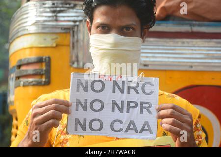 25 novembre 2021, Kolkata, Bengale-Occidental, Inde: Les gens se réunissent pour protester contre le projet de loi de l'agriculteur, pas de NRC et pas de CAA..les gens faisant la chaîne humaine à démontrer.Les enfants participent à ce rallye.Les gens célèbrent également l'anniversaire de la manifestation des agriculteurs.(Credit image: © Rahul Sadhukhan/Pacific Press via ZUMA Press Wire) Banque D'Images