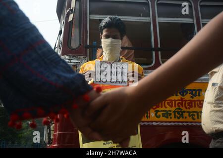 25 novembre 2021, Kolkata, Bengale-Occidental, Inde: Les gens se réunissent pour protester contre le projet de loi de l'agriculteur, pas de NRC et pas de CAA..les gens faisant la chaîne humaine à démontrer.Les enfants participent à ce rallye.Les gens célèbrent également l'anniversaire de la manifestation des agriculteurs.(Credit image: © Rahul Sadhukhan/Pacific Press via ZUMA Press Wire) Banque D'Images