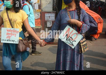 25 novembre 2021, Kolkata, Bengale-Occidental, Inde: Les gens se réunissent pour protester contre le projet de loi de l'agriculteur, pas de NRC et pas de CAA..les gens faisant la chaîne humaine à démontrer.Les enfants participent à ce rallye.Les gens célèbrent également l'anniversaire de la manifestation des agriculteurs.(Credit image: © Rahul Sadhukhan/Pacific Press via ZUMA Press Wire) Banque D'Images